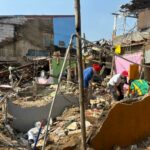 Sejumlah warga mulai membersihkan rumah dari reruntuhan bangunan akibat ledakan yang terjadi di Pondok Cabe Ilir, Pamulang, Tangsel, Sabtu (13/9). Foto: Andre Pradana/Tangselife
