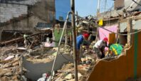 Sejumlah warga mulai membersihkan rumah dari reruntuhan bangunan akibat ledakan yang terjadi di Pondok Cabe Ilir, Pamulang, Tangsel, Sabtu (13/9). Foto: Andre Pradana/Tangselife