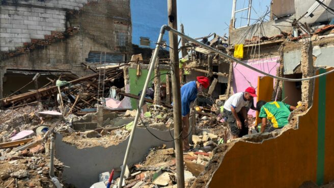 Sejumlah warga mulai membersihkan rumah dari reruntuhan bangunan akibat ledakan yang terjadi di Pondok Cabe Ilir, Pamulang, Tangsel, Sabtu (13/9). Foto: Andre Pradana/Tangselife
