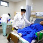 Wakil Walikota Tangsel, Pilar Saga Ichsan, saat mengunjungi korban ledakan Pondok Cabe di Rumah Sakit Hermina Ciputat, Sabtu (13/9). Foto: Andre Pradana/Tangselife