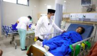Wakil Walikota Tangsel, Pilar Saga Ichsan, saat mengunjungi korban ledakan Pondok Cabe di Rumah Sakit Hermina Ciputat, Sabtu (13/9). Foto: Andre Pradana/Tangselife