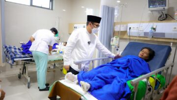 Wakil Walikota Tangsel, Pilar Saga Ichsan, saat mengunjungi korban ledakan Pondok Cabe di Rumah Sakit Hermina Ciputat, Sabtu (13/9). Foto: Andre Pradana/Tangselife