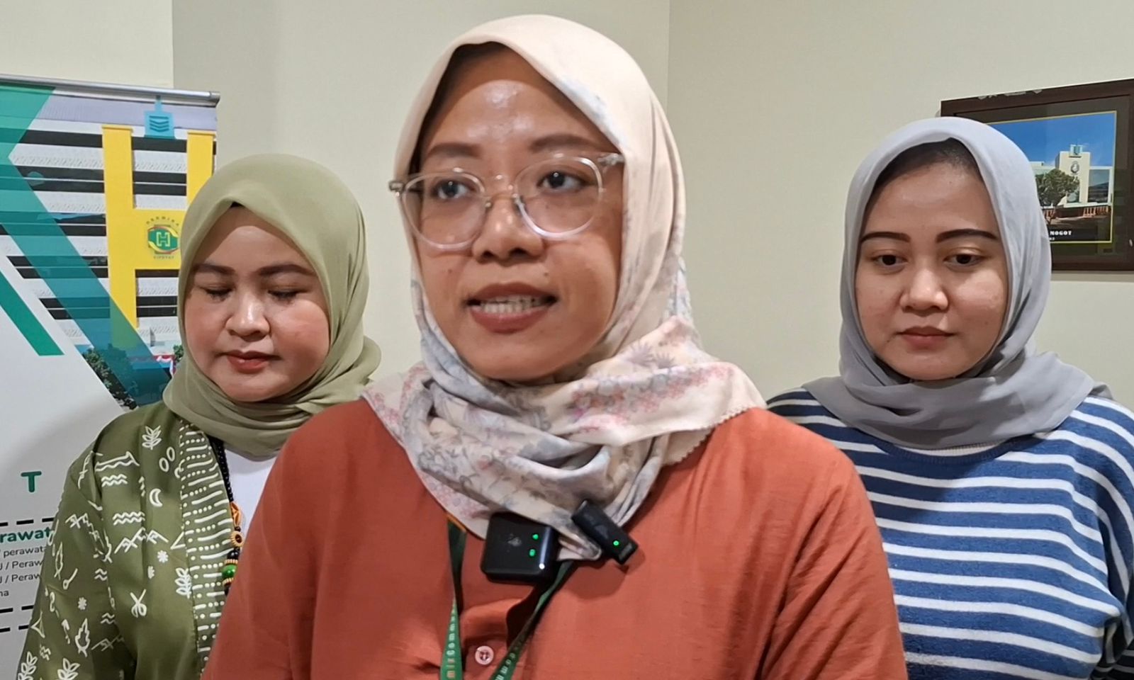 Kondisi 4 Korban Ledakan di Pondok Cabe, 1 Orang Alami Luka Bakar Hampir 100 Persen 2 Wakil Direktur Medis, Rumah Sakit Hermina Ciputat, Intan Nurhayati, saat menjelaskan kondisi pasien korban ledakan di Pondok Cabe Pamulang, Kota Tangsel. Foto: Andre Pradana/Tangselife
