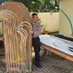 Polisi mengamankan plat besi dan sejumlah sajam dari 4 bocah di wilayah Setu, Tangsel. Foto: ist
