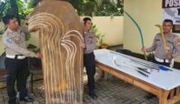 Polisi mengamankan plat besi dan sejumlah sajam dari 4 bocah di wilayah Setu, Tangsel. Foto: ist
