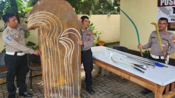 Polisi mengamankan plat besi dan sejumlah sajam dari 4 bocah di wilayah Setu, Tangsel. Foto: ist