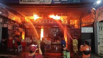 Kebakaran pabrik di Serpong Utara, Kota Tangsel, Senin malam (15/9). Foto: Andre Pradana/Tangselife