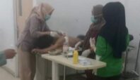 Penjual kerupuk di Serpong Utara menjadi korban penikaman di Serpong Utara, Kota Tangerang Selatan (Tangsel), saat sedang mendapatkan perawatan. Foto: Polsek Serpong