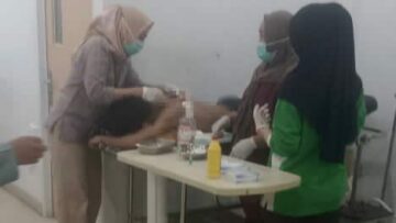 Penjual kerupuk di Serpong Utara menjadi korban penikaman di Serpong Utara, Kota Tangerang Selatan (Tangsel), saat sedang mendapatkan perawatan. Foto: Polsek Serpong