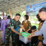 Dankodiklat TNI, Mayjen TNI Naudi Nurdika, saat mendatangi salah satu panti di wilayah Serpong, Tangsel. Foto: Kodiklat TNI