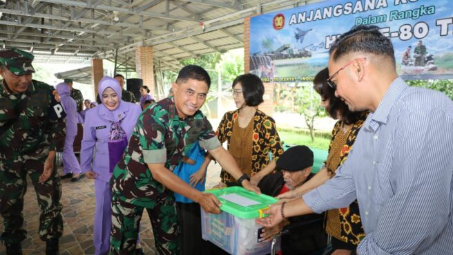Dankodiklat TNI, Mayjen TNI Naudi Nurdika, saat mendatangi salah satu panti di wilayah Serpong, Tangsel. Foto: Kodiklat TNI