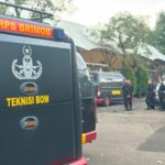 Tim penjinak bom saat sedang melakukan pemeriksaan di sekolah internasional Bintaro. Foto: Andre Pradana/Tangselife