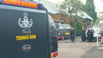 Tim penjinak bom saat sedang melakukan pemeriksaan di sekolah internasional Bintaro. Foto: Andre Pradana/Tangselife