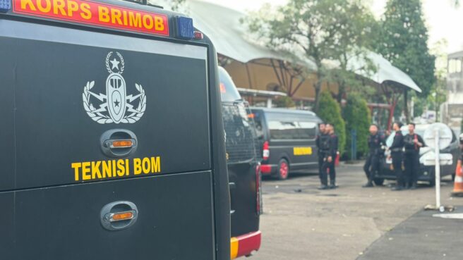 Tim penjinak bom saat sedang melakukan pemeriksaan di sekolah internasional Bintaro. Foto: Andre Pradana/Tangselife