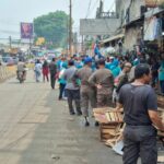Petugas gabungan saat merelokasi PKL Pasar Serpong. Foto: Andre Pradana/Tangselife