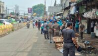 Petugas gabungan saat merelokasi PKL Pasar Serpong. Foto: Andre Pradana/Tangselife