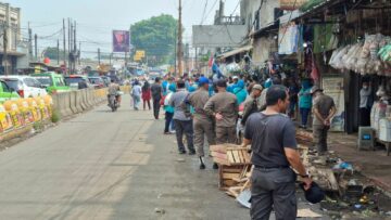 Petugas gabungan saat merelokasi PKL Pasar Serpong. Foto: Andre Pradana/Tangselife