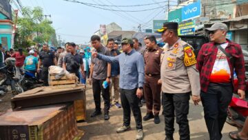 Wakil Walikota Tangsel, Pilar Saga Ichsan, saat memimpin relokasi PKL Pasar Serpong. Foto: Andre Pradana/Tangselife
