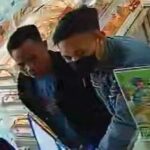 Komplotan ganjal ATM di Ciputat saat sedang beraksi di salah satu minimarket. Foto: ist