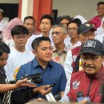 Mensos Saifullah Yusuf (Gus Ipul) bersama Wamensos Agus Jabo Priyono dan Seskab Teddy saat mengunjungi Sekolah Rakyat 33 Tangsel.