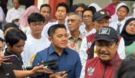 Mensos Saifullah Yusuf (Gus Ipul) bersama Wamensos Agus Jabo Priyono dan Seskab Teddy saat mengunjungi Sekolah Rakyat 33 Tangsel.