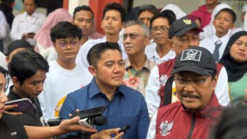 Mensos Saifullah Yusuf (Gus Ipul) bersama Wamensos Agus Jabo Priyono dan Seskab Teddy saat mengunjungi Sekolah Rakyat 33 Tangsel.