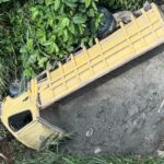 Truk bermuatan pasir jatuh terperosok di jembatan Cisauk, Tangerang. Foto: Tangselife