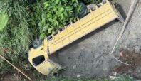 Truk bermuatan pasir jatuh terperosok di jembatan Cisauk, Tangerang. Foto: Tangselife