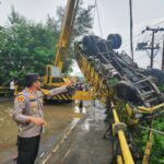 truk pasir jatuh