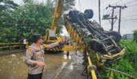 truk pasir jatuh