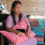 Perempuan di Serpong, Tangsel, mengaku dianiaya suami siri. Akibatnya ia mengalami luka di kepala hingga lengan. Foto: Andre Pradana/Tangselife