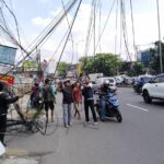 DSDABMBK Tangsel putus kabel menjuntai dan copot 6 tiang hampir roboh di jalan Raya Serpong. Foto: ist