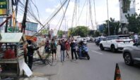 DSDABMBK Tangsel putus kabel menjuntai dan copot 6 tiang hampir roboh di jalan Raya Serpong. Foto: ist