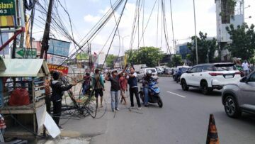 DSDABMBK Tangsel putus kabel menjuntai dan copot 6 tiang hampir roboh di jalan Raya Serpong. Foto: ist