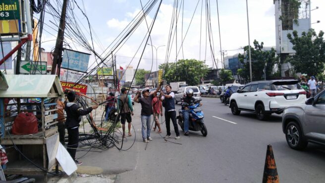 DSDABMBK Tangsel putus kabel menjuntai dan copot 6 tiang hampir roboh di jalan Raya Serpong. Foto: ist