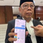 Walikota Tangsel, Benyamin Davnie, saat menunjukan kualitas udara di aplikasi ISPU. Foto: Andre Pradana/Tangselife