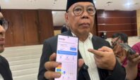 Walikota Tak Sepakat Kualitas Udara Tangsel Disebut Buruk 3 Walikota Tangsel, Benyamin Davnie, saat menunjukan kualitas udara di aplikasi ISPU. Foto: Andre Pradana/Tangselife