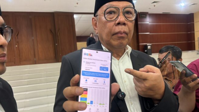 Walikota Tak Sepakat Kualitas Udara Tangsel Disebut Buruk 1 Walikota Tangsel, Benyamin Davnie, saat menunjukan kualitas udara di aplikasi ISPU. Foto: Andre Pradana/Tangselife