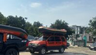 Kronologi Bocah di Pamulang Hanyut Terbawa Arus Saat Bermain Hujan 3 Tim gabungan masih melakukan pencarian bocah yang hanyut di kali Pamulang, Senin (27/10). Foto: Andre Pradana/Tangselife