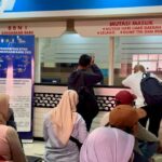 Antrean masyarakat yang sedang mengurus administrasi pemutihan pajak kendaraan di Samsat Ciputat. Foto: Andre Pradana/Tangselife