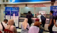 188 Ribu Kendaraan Sudah Manfaatkan Program Pemutihan Pajak di Samsat Ciputat 9 Antrean masyarakat yang sedang mengurus administrasi pemutihan pajak kendaraan di Samsat Ciputat. Foto: Andre Pradana/Tangselife