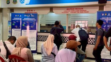 Antrean masyarakat yang sedang mengurus administrasi pemutihan pajak kendaraan di Samsat Ciputat. Foto: Andre Pradana/Tangselife