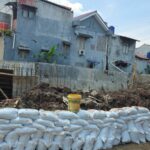 tanggul jebol di pondok aren