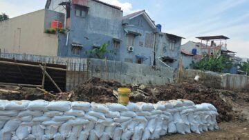 tanggul jebol di pondok aren