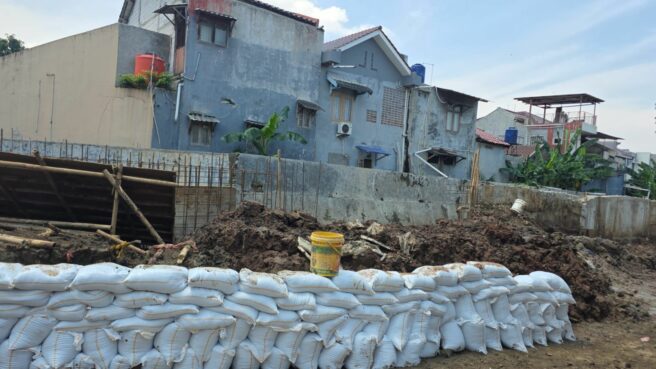 Tanggul Jebol di Pondok Aren Ditutup Sementara Gunakan Karung Berisi Pasir 1 tanggul jebol di pondok aren