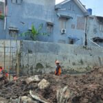 tanggul jebol di perumahan pondok kacang