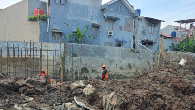 Tanggul Jebol di Perumahan Pondok Kacang Prima, Warga Kaget Tiba-tiba Air Sudah Sepinggang 1 tanggul jebol di perumahan pondok kacang