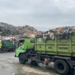 Armada pengangkut sampah milik DLH Tangsel sedang beroperasi di dalam area TPA Cipeucang. Foto: Andre Pradana/Tangselife