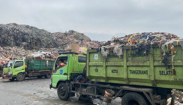 Pemkot Tangsel Akan Datangkan 27 Armada Pengangkut Sampah Baru 1 Armada pengangkut sampah milik DLH Tangsel sedang beroperasi di dalam area TPA Cipeucang. Foto: Andre Pradana/Tangselife