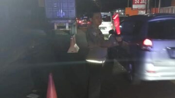 Anggota Polisi sedang mengatur lalu lintas di lokasi kejadian kecelakaan yang menewaskan seorang balita perempuan. Foto: Polsek Ciputat Timur